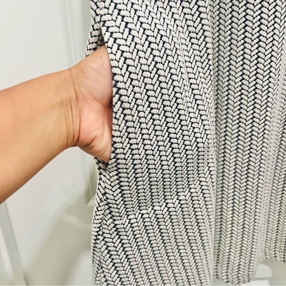 J. McLaughlin Black & White Knit Shift Dress with Pockets in Women's Size Medium - Picture 4 of 10